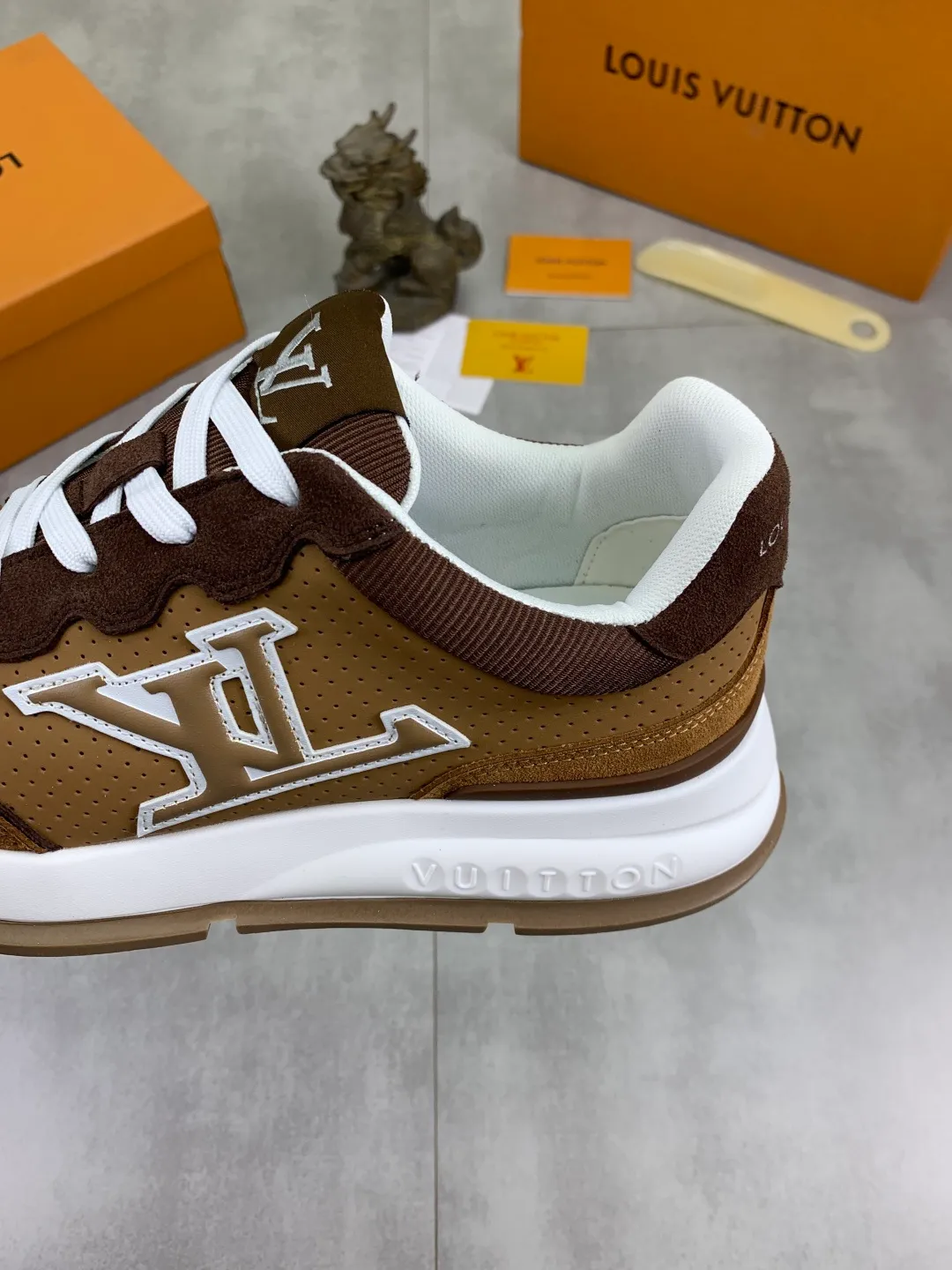 Men's men's shoes💰P440💰[New model]🆘[Louis Vuitton] LV official website latest model🎁casual and fashionable men's shoes👟hot style💥simple and elegant style, exclusive for trendy men. Unique official website latest brand elements👑original decoration, fashionable and generous, the fabric is made of original calfskin➕comfortable and breathable mesh lining➕pig skin lining ✅The official website specifies wear-resistant casual outsole, the classic model is taken in real life🎬Color: 3️⃣colors available😍Number of codes: 38-44 (45 46 customized)